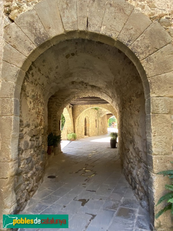 Monells - Arcades (Foto: Albert Esteves, 2020) Monells - Arcades