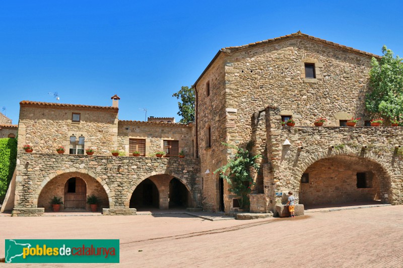 Monells - Plaça Major (Foto: Albert Esteves, 2020) Monells - Plaça Major