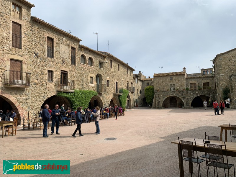Monells - Plaça Major (Foto: Albert Esteves, 2019) Monells - Plaça Major