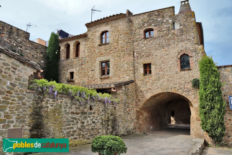 Monells - Portal (Foto: Albert Esteves, 2019) Monells - Portal