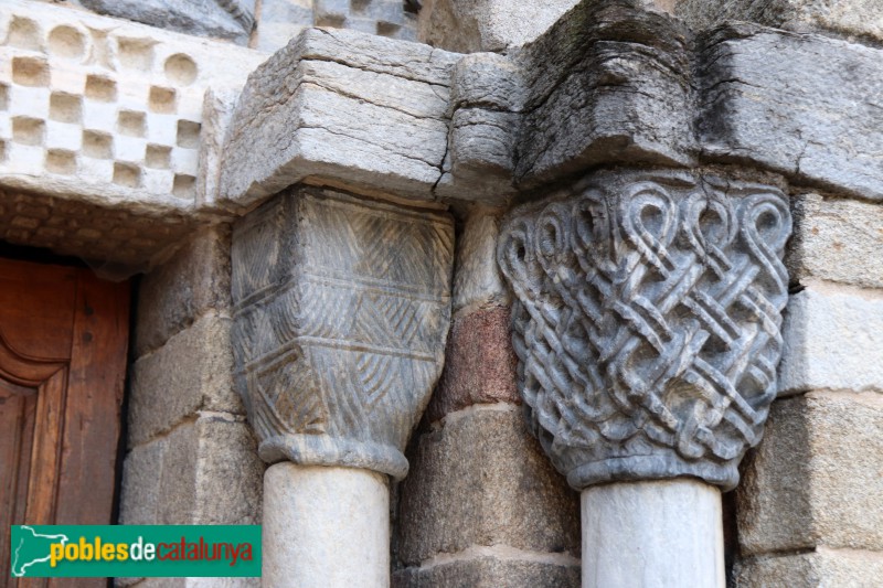 Bossòst - Església de l'Assumpció o de la Purificació. Portada de tramuntana (Foto: Albert Esteves, 2020) Bossòst - Església de l'Assumpció o de la Purificació. Portada de tramuntana