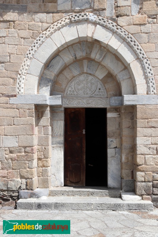 Bossòst - Església de l'Assumpció o de la Purificació. Portada de migdia (Foto: Albert Esteves, 2020) Bossòst - Església de l'Assumpció o de la Purificació. Portada de migdia