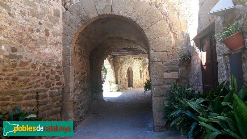 Monells - Arcades (Foto: Mercè Montané, 2019) Monells - Arcades