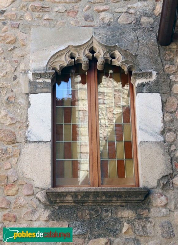 Breda - Palau de l'Abat. Finestra conopial (Foto: Albert Esteves, 2020) Breda - Palau de l'Abat. Finestra conopial
