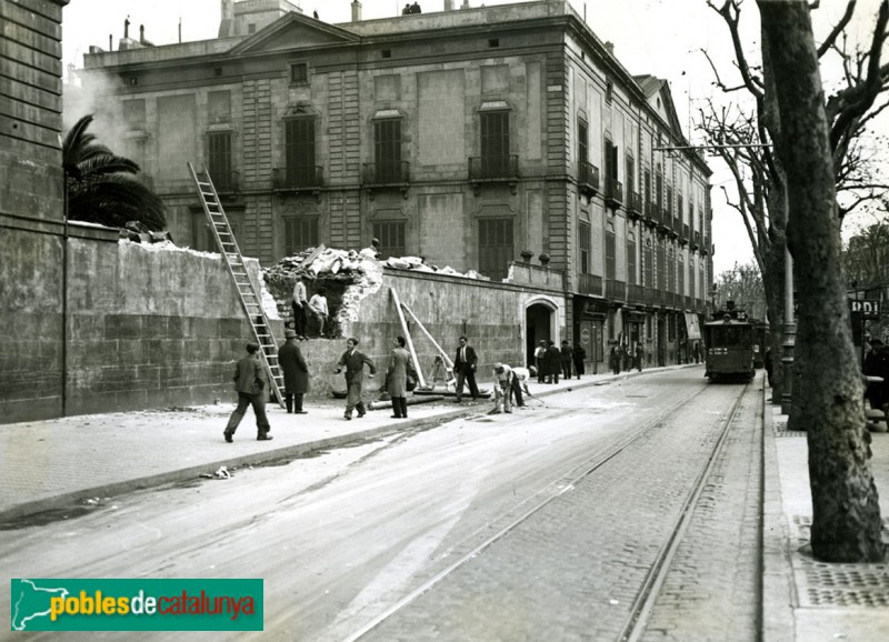 Barcelona - Enderrocament dels jardins del Palau Moja (Foto: <i>Carlos Pérez de Rozas. Arxiu Fotogràfic de Barcelona</i>, 1934) Barcelona - Enderrocament dels jardins del Palau Moja