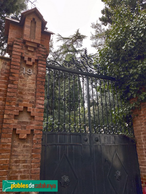 Barcelona - Ballester, 14-18. Porta carrer Berna,19 (Foto: Anna Corcoll, 2020) Barcelona - Ballester, 14-18. Porta carrer Berna,19