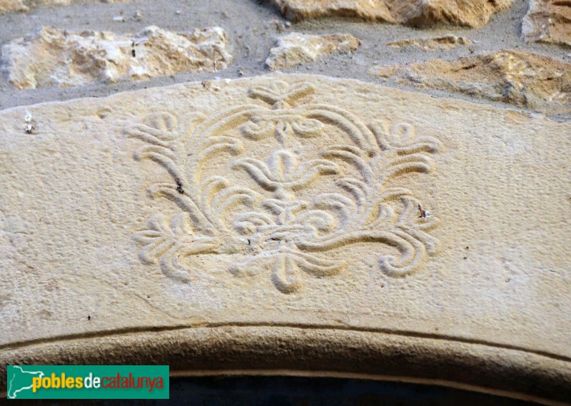 El Vilosell - Escut del segle XVIII en una llinda (Foto: Albert Esteves, 2020) El Vilosell - Escut del segle XVIII en una llinda