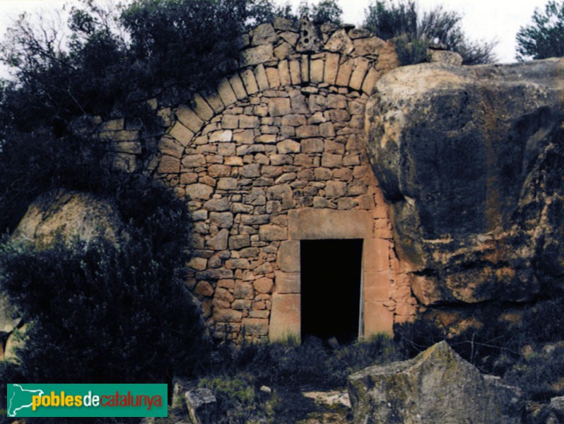 La Pobla de Cérvoles - Cabana de pedra seca (Foto: Josep Galofré -calaix.gencat.cat-, 1997) La Pobla de Cérvoles - Cabana de pedra seca