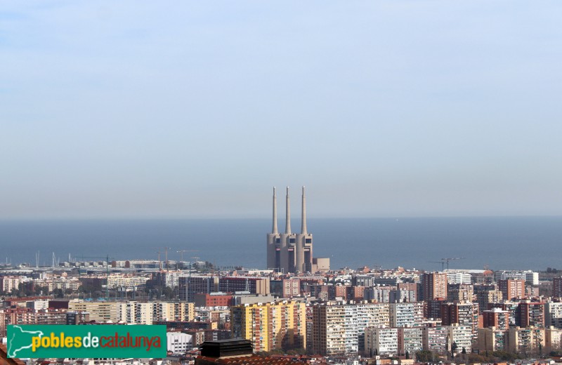 Sant Adrià del Besòs - Les Tres Xemeneies, des del Guinardó (Foto: Albert Esteves, 2021) Sant Adrià del Besòs - Les Tres Xemeneies, des del Guinardó