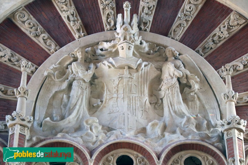 Hospital de Sant Pau - Sala Domènech i Montaner. Grup escultòric de Pau Gargallo (Foto: Albert Esteves, 2021) Hospital de Sant Pau - Sala Domènech i Montaner. Grup escultòric de Pau Gargallo