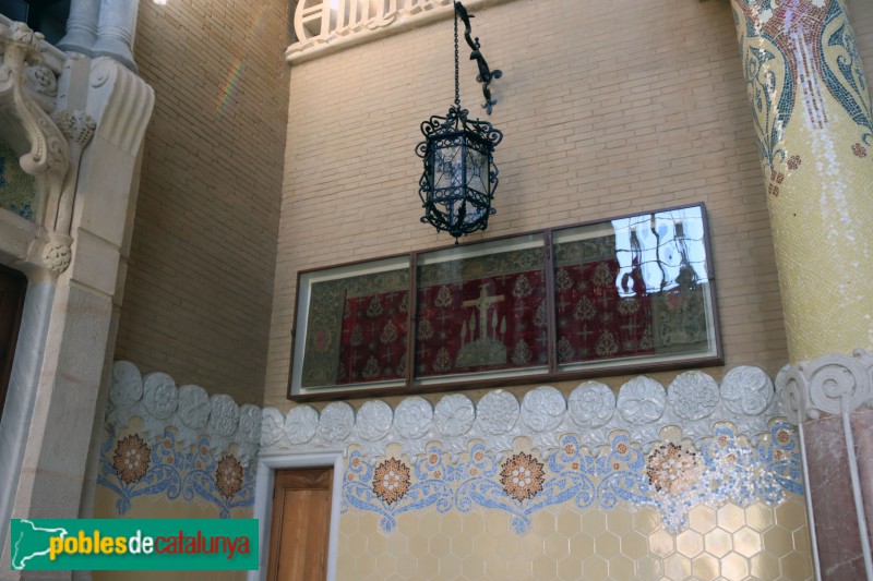 Hospital de Sant Pau - Sala Domènech i Montaner. Tapís d'origen desconegut (Foto: Albert Esteves, 2021) Hospital de Sant Pau - Sala Domènech i Montaner. Tapís d'origen desconegut