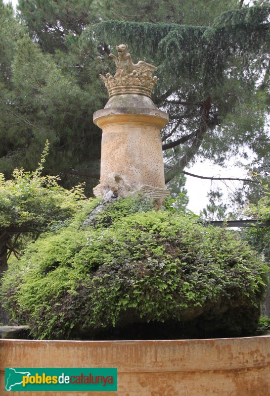 Barcelona - Jardins del Laberint d'Horta. Font del Pelicà i escultura-símbol de la família Llupià (Foto: Albert Esteves, 2014) Barcelona - Jardins del Laberint d'Horta. Font del Pelicà i escultura-símbol de la família Llupià