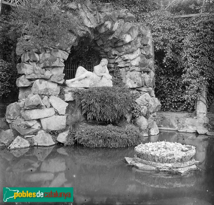 Barcelona - Jardins del Laberint d'Horta. Gruta de la nimfa Egèria (Foto: <i>Josep Salvany -Fons Salvany. Biblioteca de Catalunya-</i>, 1915) Barcelona - Jardins del Laberint d'Horta. Gruta de la nimfa Egèria
