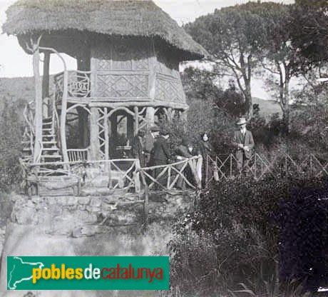 Barcelona - Jardins del Laberint d'Horta. Antiga cabana de l'illa de l'Amor (Foto: <i>Francesc Blasi -Arxiu Fotogràfic Centre Excursionista de Catalunya-</i>, 1912) Barcelona - Jardins del Laberint d'Horta. Antiga cabana de l'illa de l'Amor