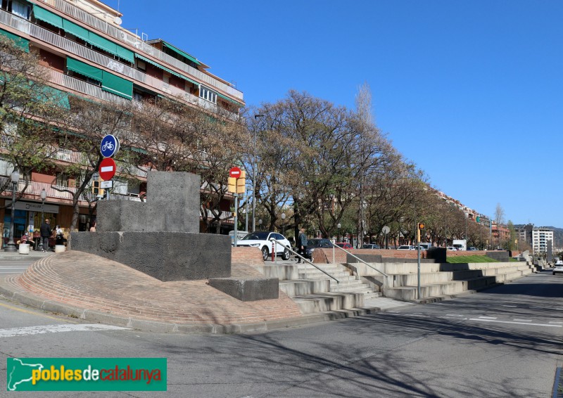 Barcelona - Mitjana escultòrica de l'Av. Rio de Janeiro