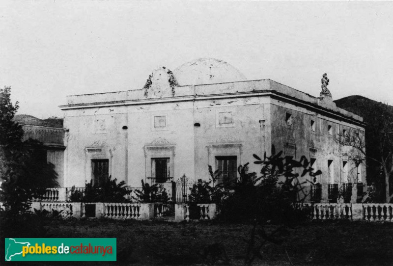 La desapareguda masia de Can Peguera (Foto: Timoteu Colomines -Arxiu Fotogràfic Centre Excursionista de Catalunya-, c.1927) La desapareguda masia de Can Peguera
