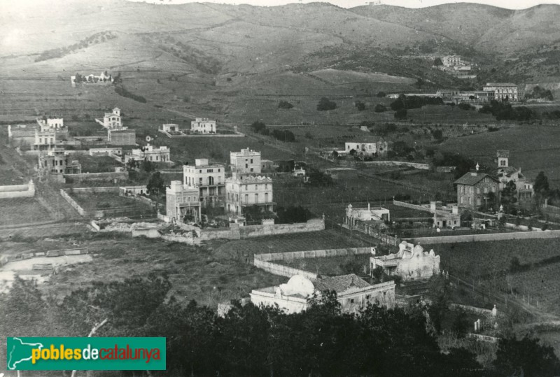 Masia de Can Peguera, en primer terme (Foto: Sebastià Ribó, c.1917 Arxiu Municipal del Districte d' Horta-Guinardó) Masia de Can Peguera, en primer terme