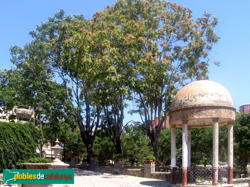 L'Hospitalet de Llobregat - Parc de Can Buxeres. Templet (Foto: Albert Esteves, 2006) L'Hospitalet de Llobregat - Parc de Can Buxeres. Templet