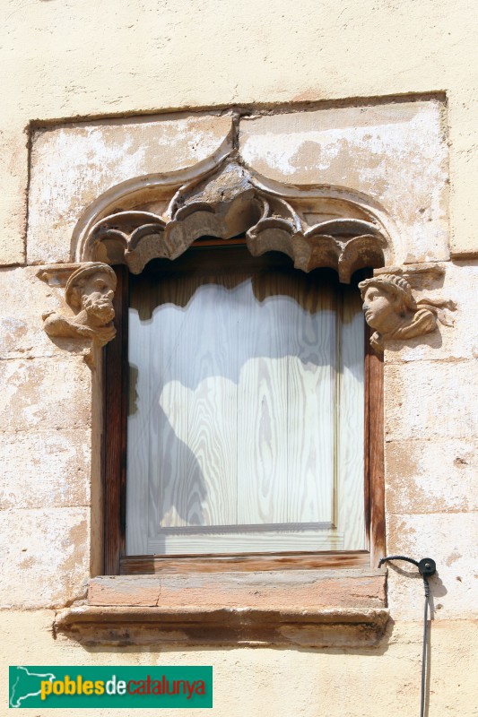 L'Hospitalet de Llobregat - Casa de les Finestres Gòtiques (Foto: Albert Esteves, 2021) L'Hospitalet de Llobregat - Casa de les Finestres Gòtiques