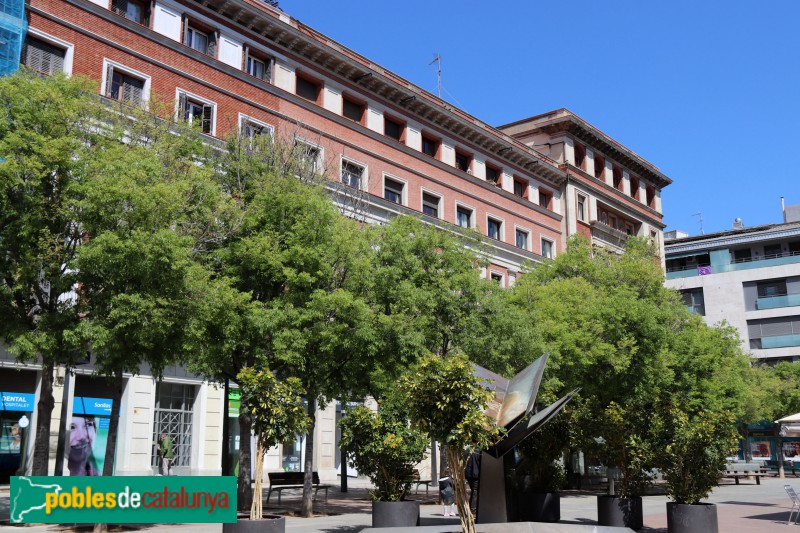 Hospitalet de Llobregat - Edifici de la Caixa (Foto: Albert Esteves, 2021) Hospitalet de Llobregat - Edifici de la Caixa