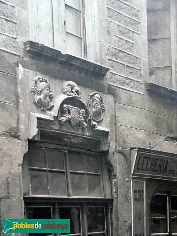 Barcelona - Antiga casa dels Marquesos de Sentmenat Barcelona - Antiga casa dels Marquesos de Sentmenat