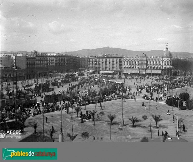 Fira de Rams a la plaça de Catalunya (Foto: <i>Anònima -Arxiu Fotogràfic Centre Excursionista de Catalunya-</i>, 1902) Fira de Rams a la plaça de Catalunya