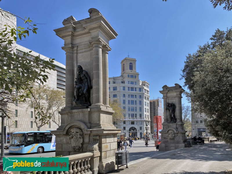 Barcelona - Els sis pilars de la plaça Catalunya (Foto: Albert Esteves, 2021) Barcelona - Els sis pilars de la plaça Catalunya