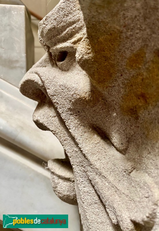 Barcelona - Ausiàs Marc, 37-39. Detall del peu de columna del vestíbul (Foto: Elvira Font, 2021) Barcelona - Ausiàs Marc, 37-39. Detall del peu de columna del vestíbul