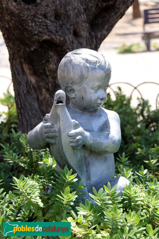 L'Hospitalet de Llobregat - Escultura Noi amb peix (Foto: Albert Esteves, 2021) L'Hospitalet de Llobregat - Escultura Noi amb peix