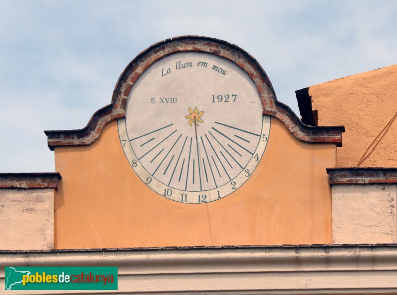 Begues - Raval de Sant Martí. Rellotge de sol de cal Cadet (Foto: Albert Esteves, 2021) Begues - Raval de Sant Martí. Rellotge de sol de cal Cadet