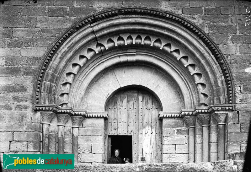 Vinaixa - Església de Sant Joan Baptista. Portada (Foto: Juli Soler -Arxiu Fotogràfic Centre Excursionista de Catalunya-, inicis del segle XX) Vinaixa - Església de Sant Joan Baptista. Portada