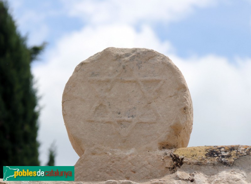 Vinaixa - Cementiri. Estela discoidal (Foto: Albert Esteves, 2021) Vinaixa - Cementiri. Estela discoidal