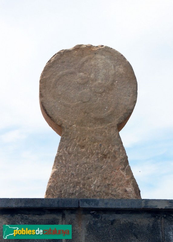 Vinaixa - Cementiri. Estela discoidal (Foto: Albert Esteves, 2021) Vinaixa - Cementiri. Estela discoidal