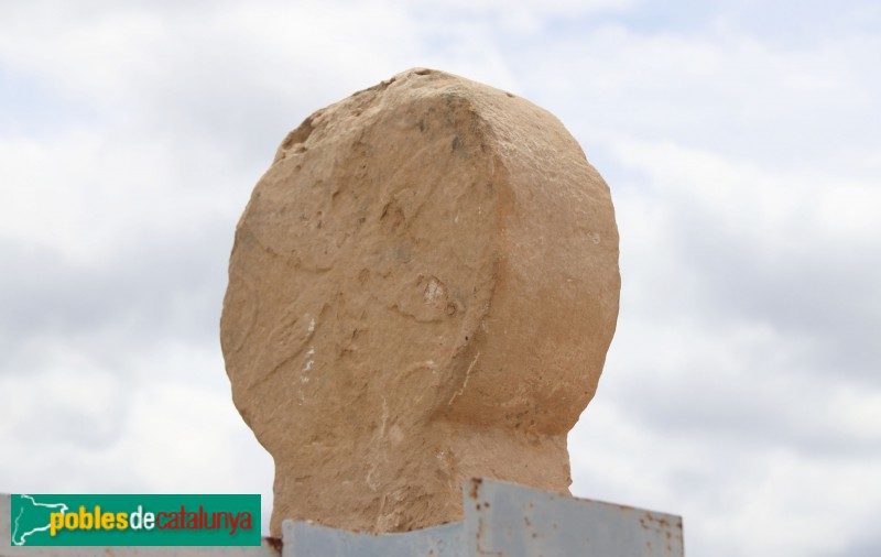 Vinaixa - Cementiri. Estela discoidal (Foto: Albert Esteves, 2021) Vinaixa - Cementiri. Estela discoidal