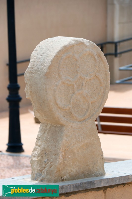 Vinaixa - Cementiri. Estela discoidal (Foto: Albert Esteves, 2021) Vinaixa - Cementiri. Estela discoidal