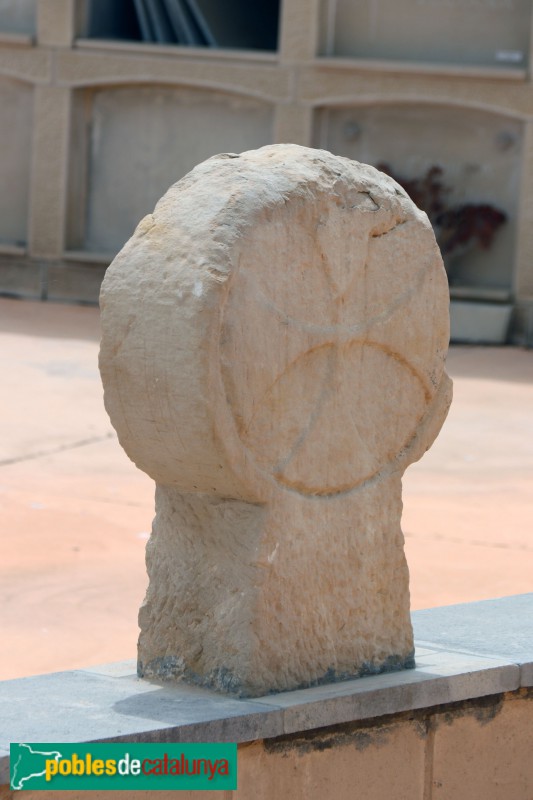 Vinaixa - Cementiri. Estela discoidal (Foto: Albert Esteves, 2021) Vinaixa - Cementiri. Estela discoidal
