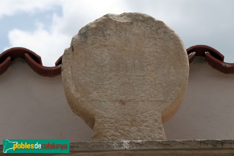 Vinaixa - Cementiri. Estela discoidal (Foto: Albert Esteves, 2021) Vinaixa - Cementiri. Estela discoidal