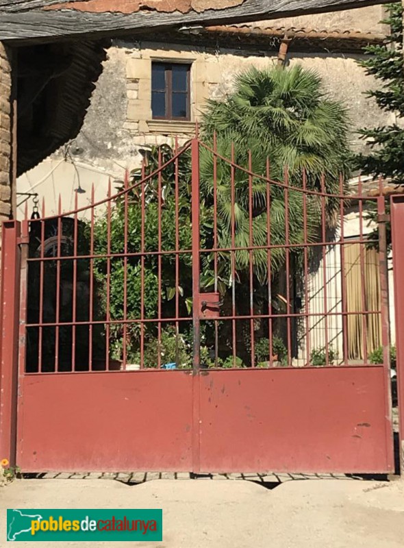 Sant Just Desvern - Can Gelabert. Detall del portal i la finestra Sant Just Desvern - Can Gelabert. Detall del portal i la finestra