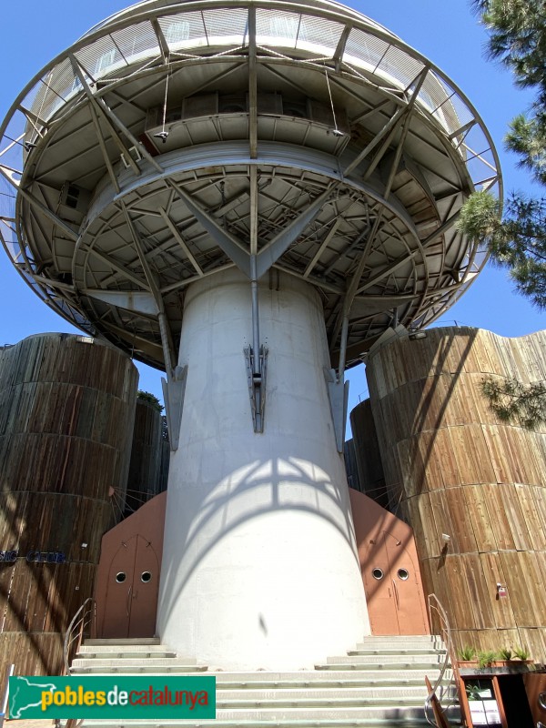 Sant Just Desvern - Taller d'Arquitectura - Xemeneia fàbrica Sansón (Foto: Albert Esteves, 2021) Sant Just Desvern - Taller d'Arquitectura - Xemeneia fàbrica Sansón