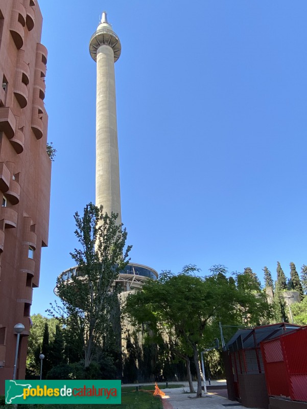 Sant Just Desvern - Taller d'Arquitectura - Xemeneia fàbrica Sansón (Foto: Albert Esteves, 2021) Sant Just Desvern - Taller d'Arquitectura - Xemeneia fàbrica Sansón