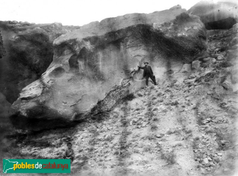 El Cogul - Pintures rupestres de la Cova dels Moros (Foto: Juli Soler Santaló -Arxiu Fotogràfic Centre Excursionista de Catalunya-, 1908) El Cogul - Pintures rupestres de la Cova dels Moros