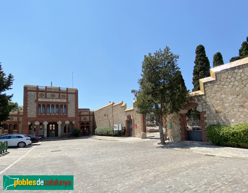 Barcelona - Cementiri de les Corts. Edifici d'administració i mur exterior (Foto: Albert Esteves, 2021) Barcelona - Cementiri de les Corts. Edifici d'administració i mur exterior