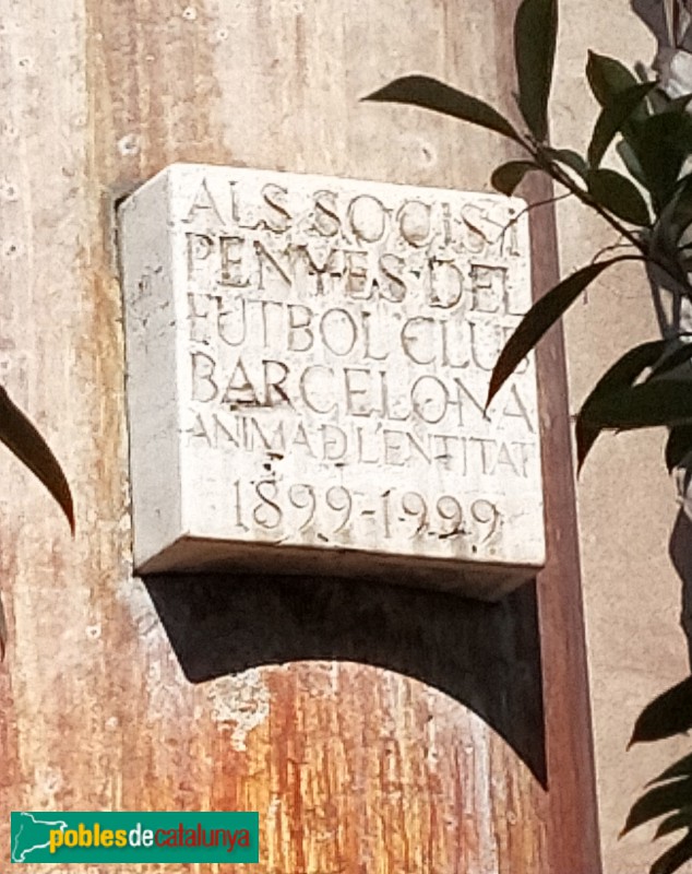 Barcelona - Escultura <i>Als socis i les penyes</i>