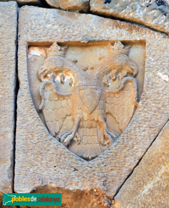 La Floresta - Torre del castell. Escut dels Cardona (Foto: Albert Esteves, 2021) La Floresta - Torre del castell. Escut dels Cardona