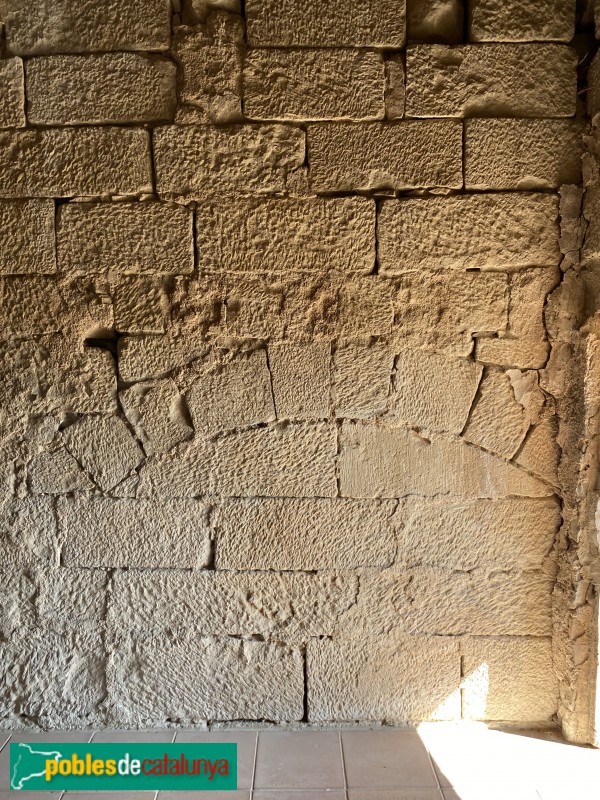 La Floresta - Torre del castell. Detall de l'aparell (Foto: Albert Esteves, 2021) La Floresta - Torre del castell. Detall de l'aparell