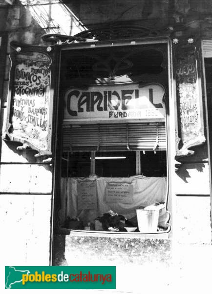 Tortosa - Antiga Adrogueria Canivell (Foto: <i> Maria Victòria Almuni -Calaix.gencat.cat-</i>, anys vuitanta) Tortosa - Antiga Adrogueria Canivell