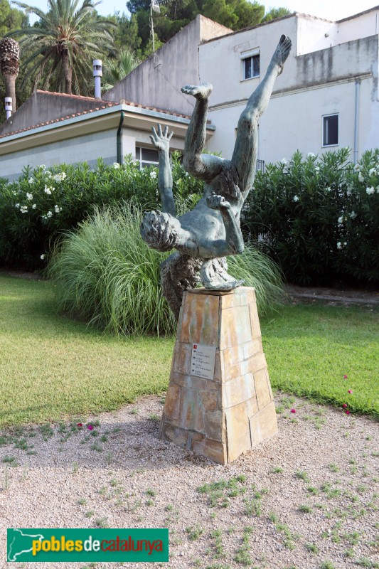 Tortosa - Jardins del Príncep. Escultura <i>L'Àngel Caigut</i> (Foto: Albert Esteves, 2021) Tortosa - Jardins del Príncep. Escultura <i>L'Àngel Caigut</i>