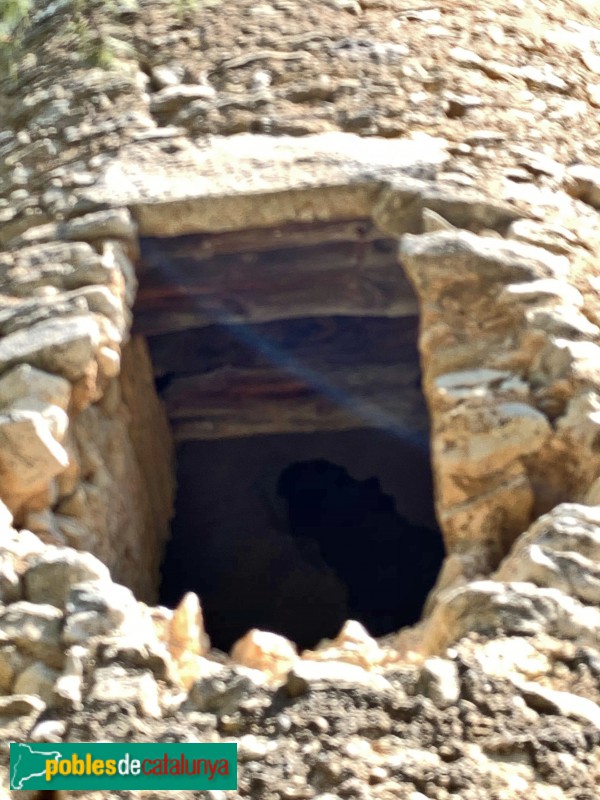 Tortosa - Torre de Fullola. Detall de la porta (Foto: Albert Esteves, 2021) Tortosa - Torre de Fullola. Detall de la porta