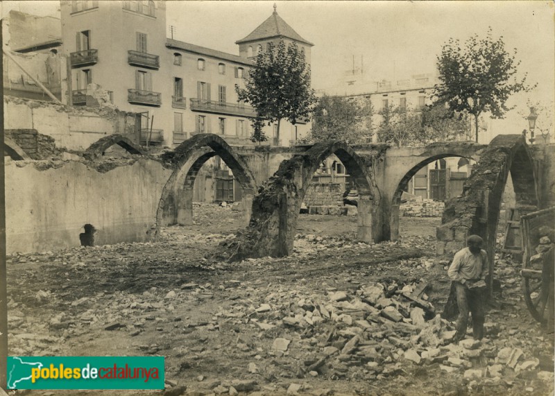 Últimes voltes dels antics encants a la plaça d'Antoni López. Arxiu Fotogràfic de Barcelona, 1908 Últimes voltes dels antics encants a la plaça d'Antoni López. Arxiu Fotogràfic de Barcelona, 1908
