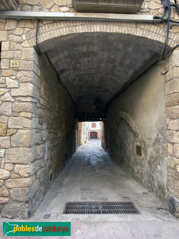 Vimbodí - Volta del carrer de la Font (Foto: Albert Esteves, 2021) Vimbodí - Volta del carrer de la Font